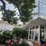 Fitness House With Garden بيت ضيافة 4*