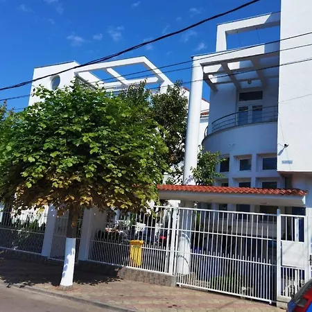 Fitness House With Garden Vendégház 4*